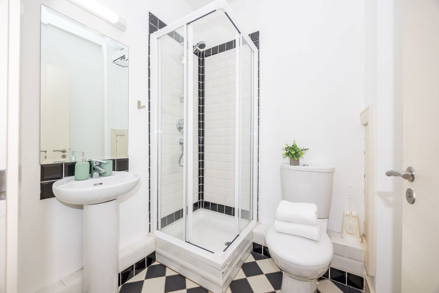 Apartment 1 , Grand Canal Wharf, Hanover Quay, Dublin 2, D04YX05 4