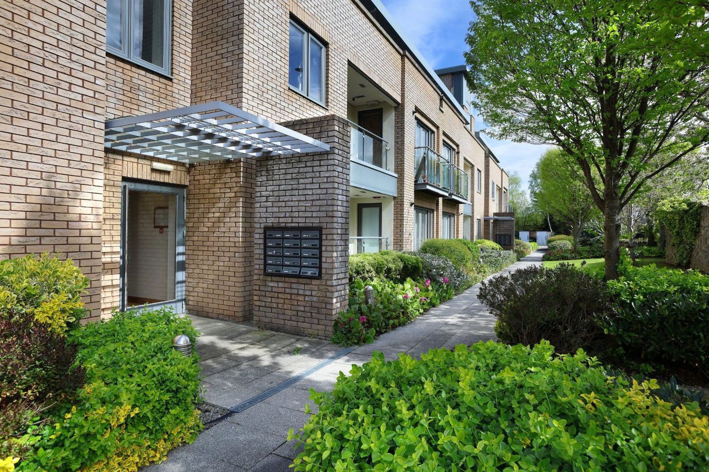 Apartment 27, Carmanhall Court, Burton Hall Road, Leopardstown, Dublin 18, D18YK84 4