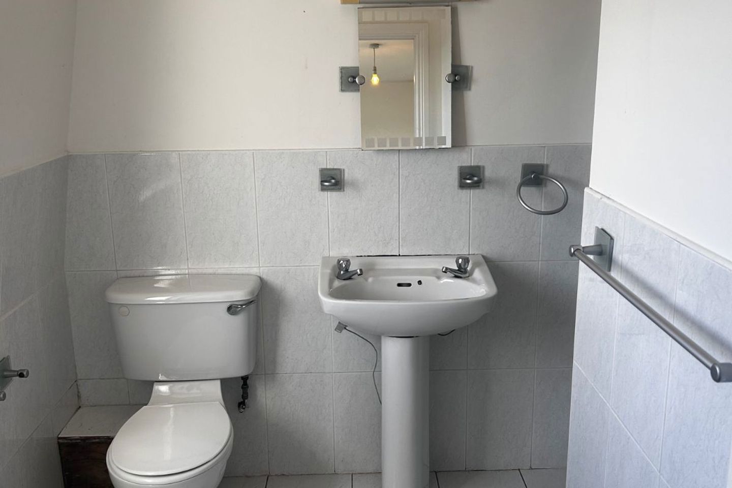 apt 22, hibernian court, main st